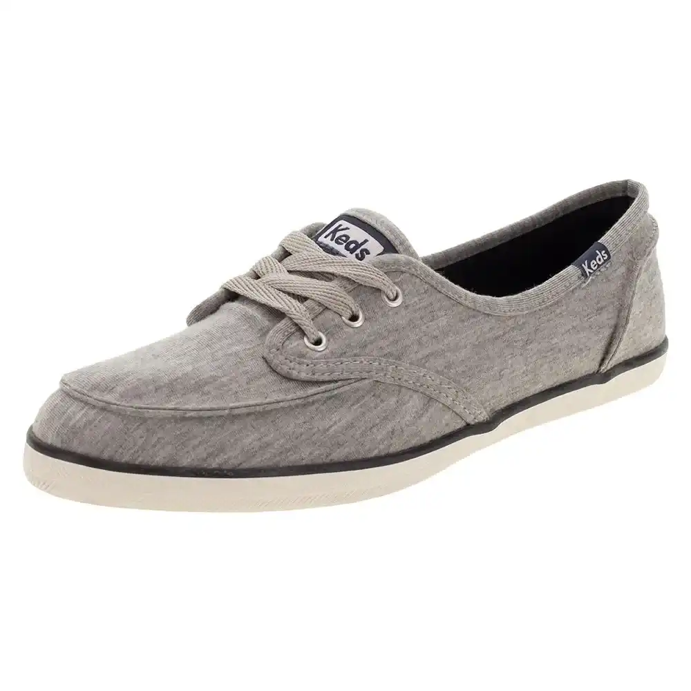 Tênis Keds feminino cinza, de tecido, com cadarço, solado branco e etiqueta azul-marinho na lingueta